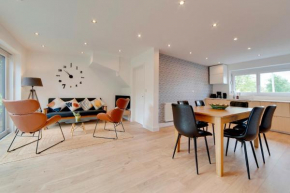 Pass the Keys 49 Byron Square Modern and Spacious 3 Bed Home with Free Parking